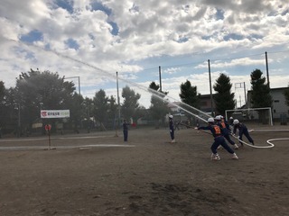 防災フェア ポンプ操法訓練披露 放水.jpg
